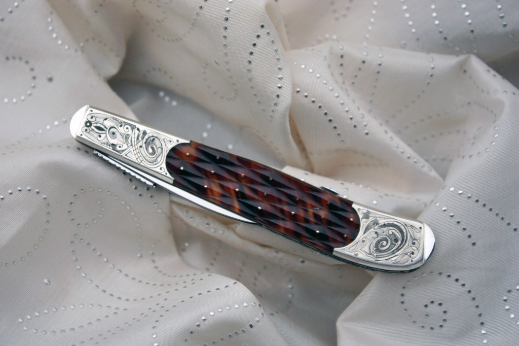 Couteau six pièces entre mitres argent gravées par E. Dajusta écaille de tortue façonnée en pointe de diamant cloutée d'or. 